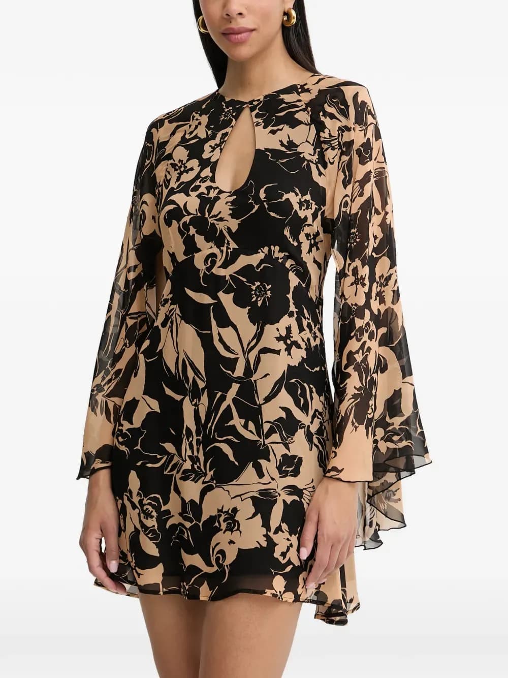 Vestido estampa floral e costas abertas
